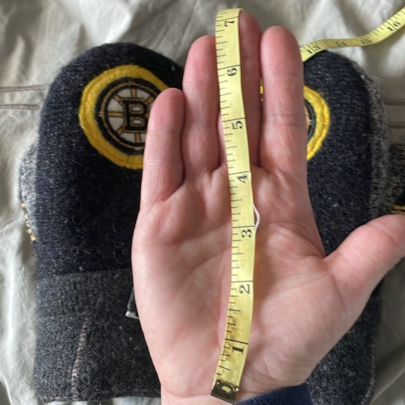 Bruins Mittens handmade made from Recycled materials - Picture 7 of 7